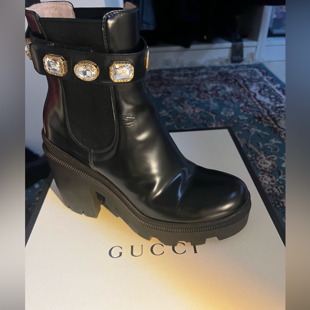 Ankle boots in shinny black leather with detachable ankle strap with crystals. - Picture 3 of 6